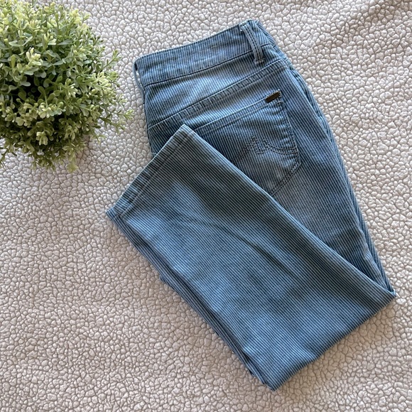 🍓2 for $13 MAX JEANS Mid Rise Soft Blue Denim with White Stripes - Size 4 - Picture 1 of 6